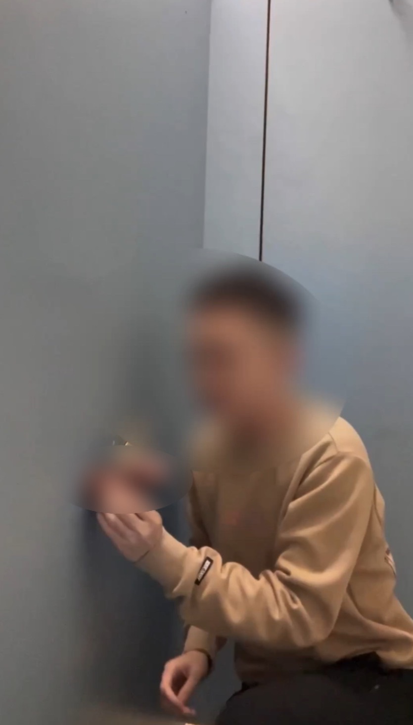 17/6.5 像手臂一樣粗大的大屌 在屌洞被我無手吹射