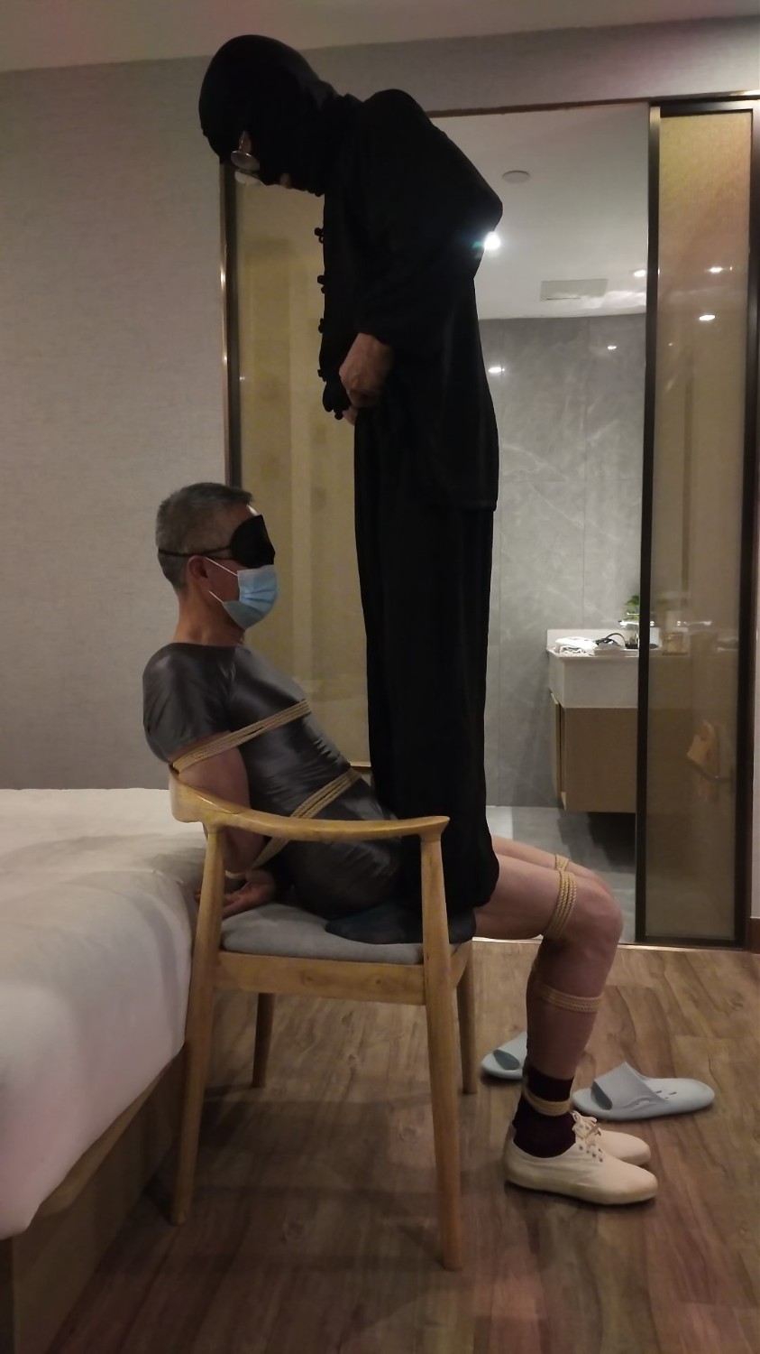 瘦大叔捆绑在椅子上口！