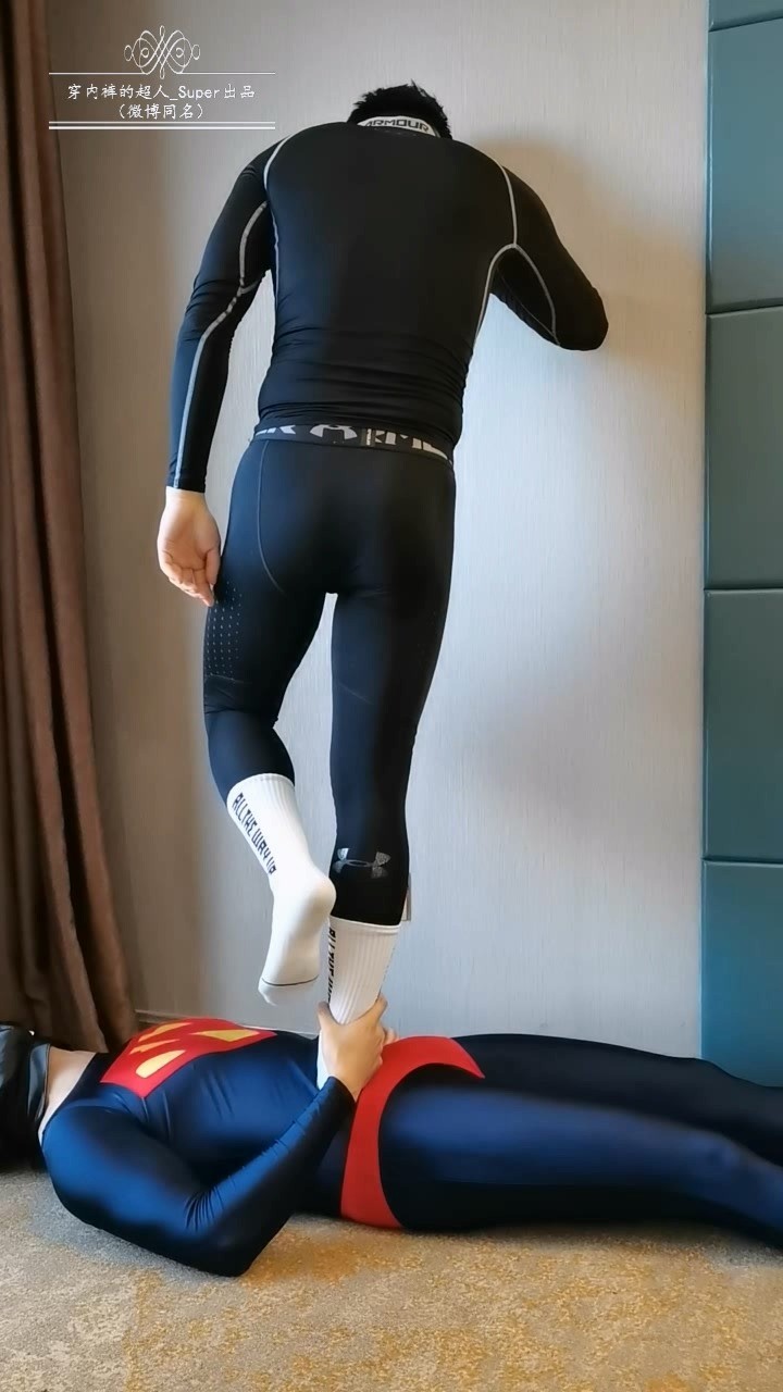 超人第四彈！！！超人戴上了黑色頭套，只能被當做壹個靶子被反派瘋狂虐腹，拳頭、膝頂、手肘瘋狂地攻擊他的腹部，超人不斷發出慘叫……