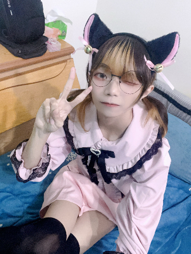 柒柒.