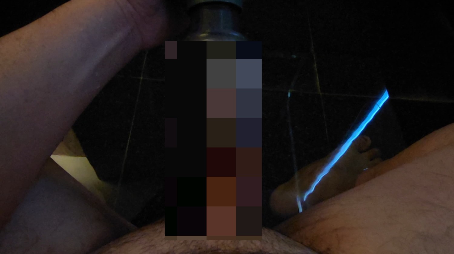有粉絲看了我的影片後買了一樣的電動旋轉自慰杯....然後跟我說旋轉的那個塑膠套太大沒辦法包覆雞雞😅😅...但我龜頭塞進去剛好可以塞滿滿...旋轉起來也沒有空隙...沒有這個問題啊啊😆😆