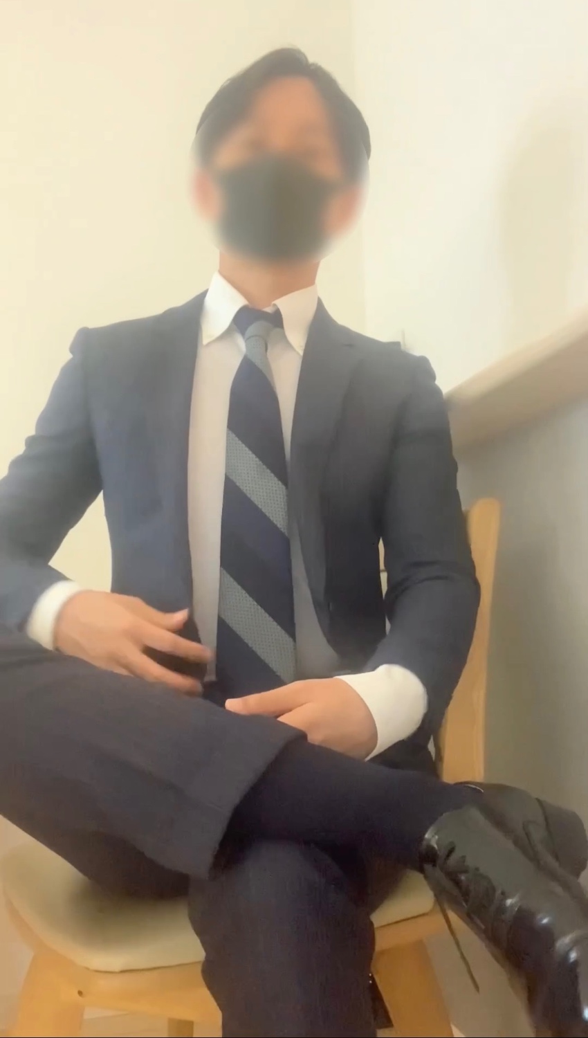 西装男拜访完客户回家西装自摸，刺激乳头，用领带包裹打飞机
