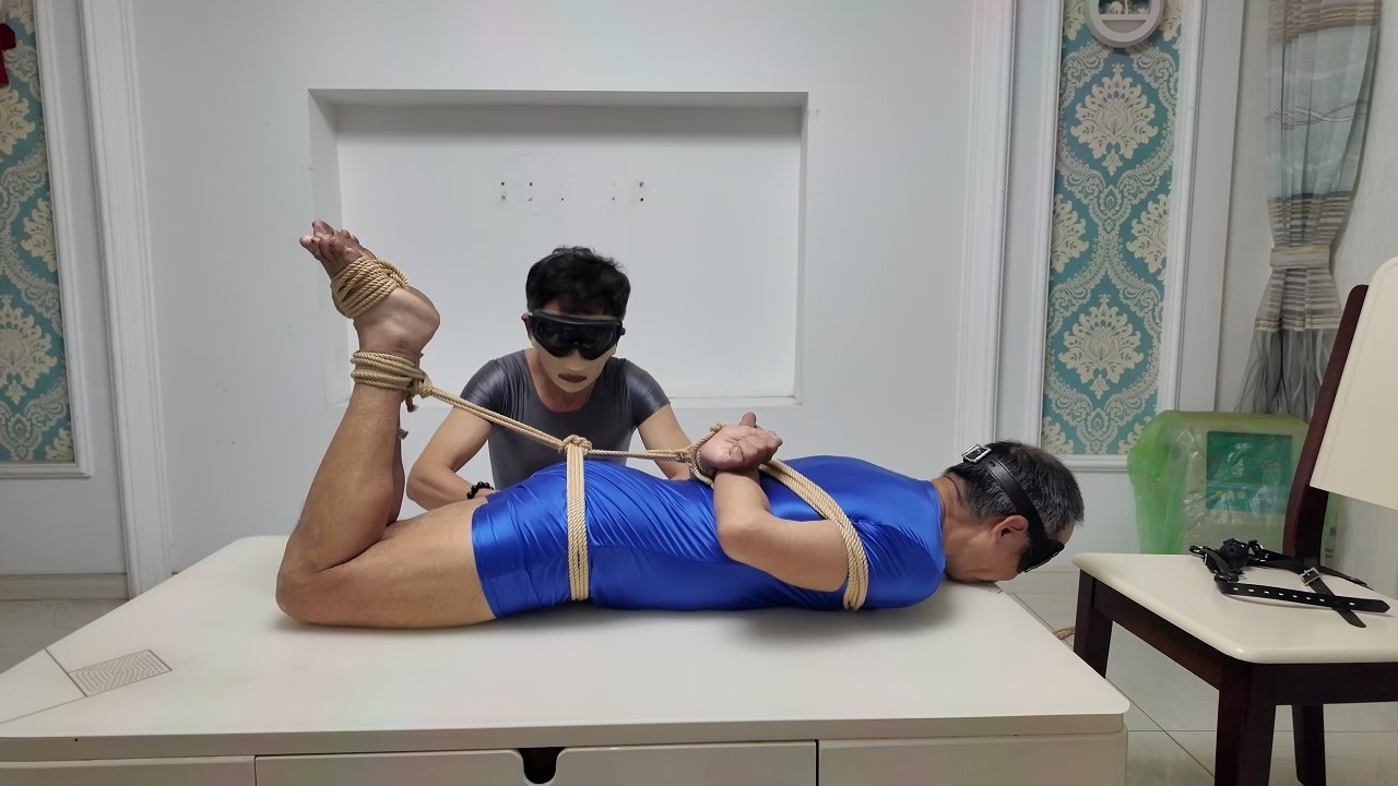 尊老爱幼，爸，你先来上爷爷！