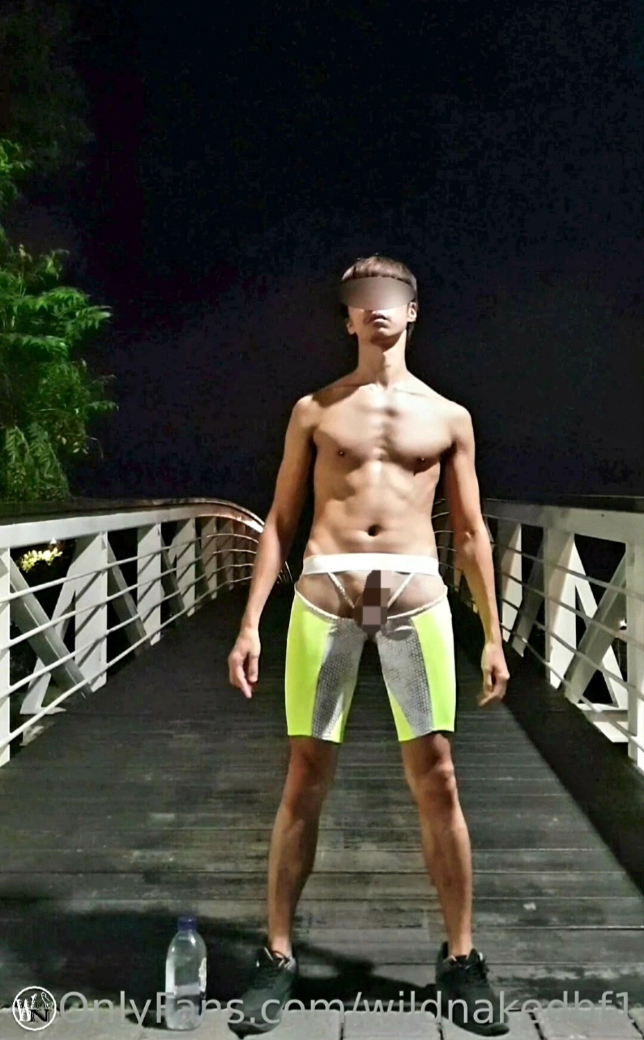 穿螢光露屌褲夜跑！
